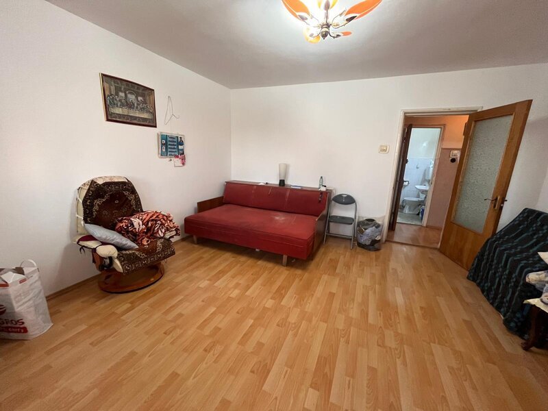 Titan, 5 minute metrou Costin Georgian, Piata Minis,
